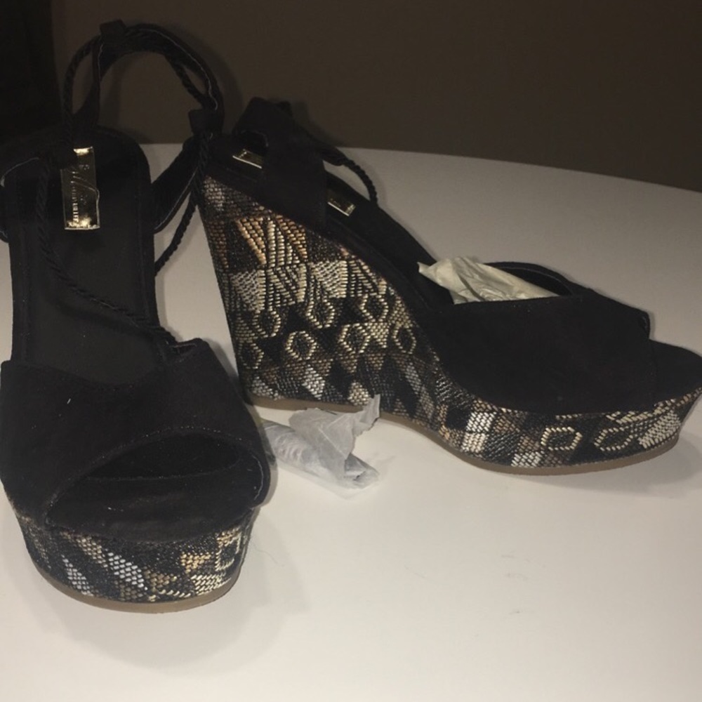 Black wedges